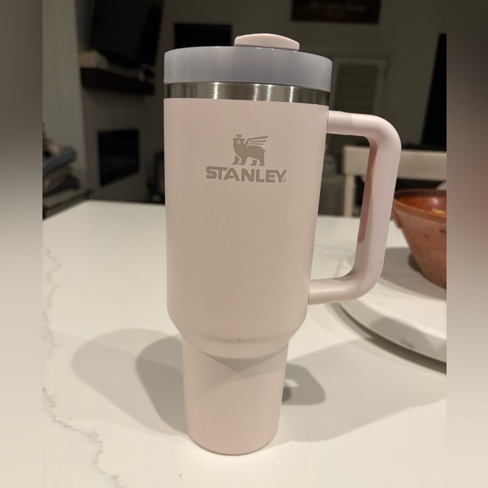 Stanley 40oz Staninless Steel H2.0 FlowState
Quencher Tumbler Rose Quartz 2.0